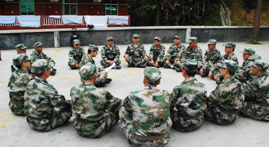 让新一届村主干在军训场上学条例