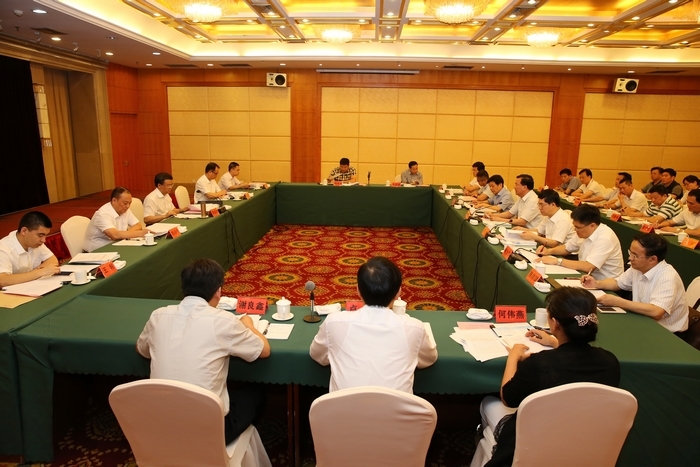 5月18日下午，倪岳峰在漳州市主持召开“严明换届纪律，营造风清气正良好环境”专题座谈会。