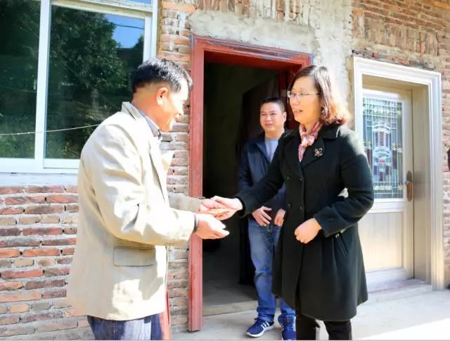 苏双喜副书记来到庄田村困难户阿发家,见他正在屋前忙活,便在冬日暖阳