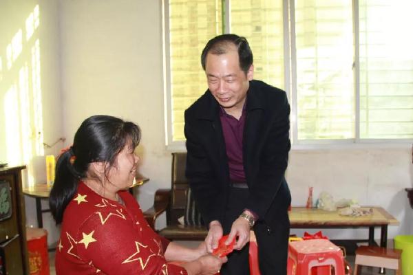 图为泉州市纪委监委领导到洛江区、安溪县慰问基层贫困户。2