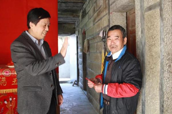 图为泉州市纪委监委领导到洛江区、安溪县慰问基层贫困户。3