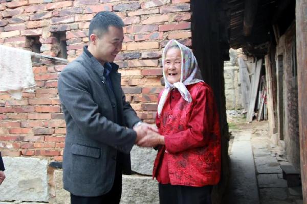 图为泉州市纪委监委领导到洛江区、安溪县慰问基层贫困户。4