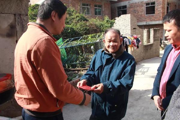 图为泉州市纪委监委领导到洛江区、安溪县慰问基层贫困户。5