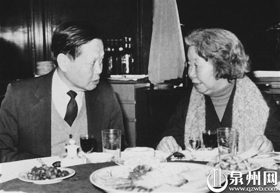 谢希德与杨振宁教授在一起交谈（1985年）