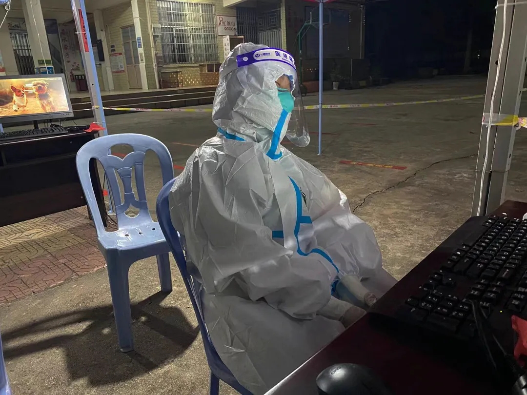 泉港区核酸检测医务人员浑身被汗水湿透.